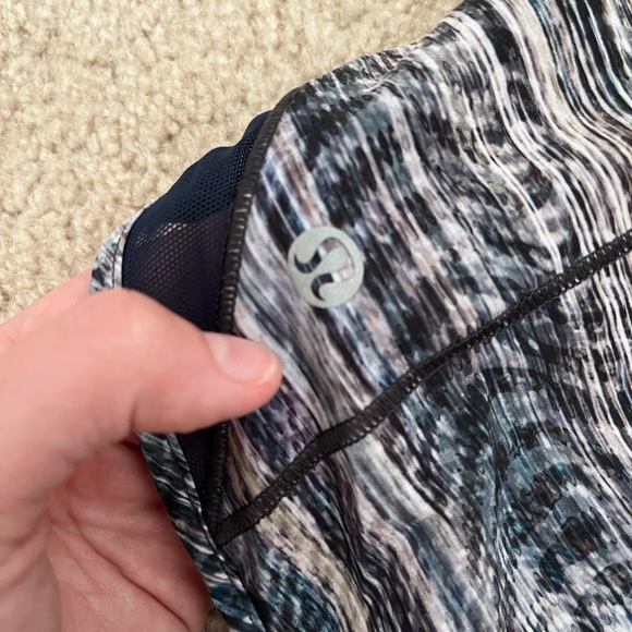 Lululemon hotty hot shirt size 4 - Picture 3 of 3